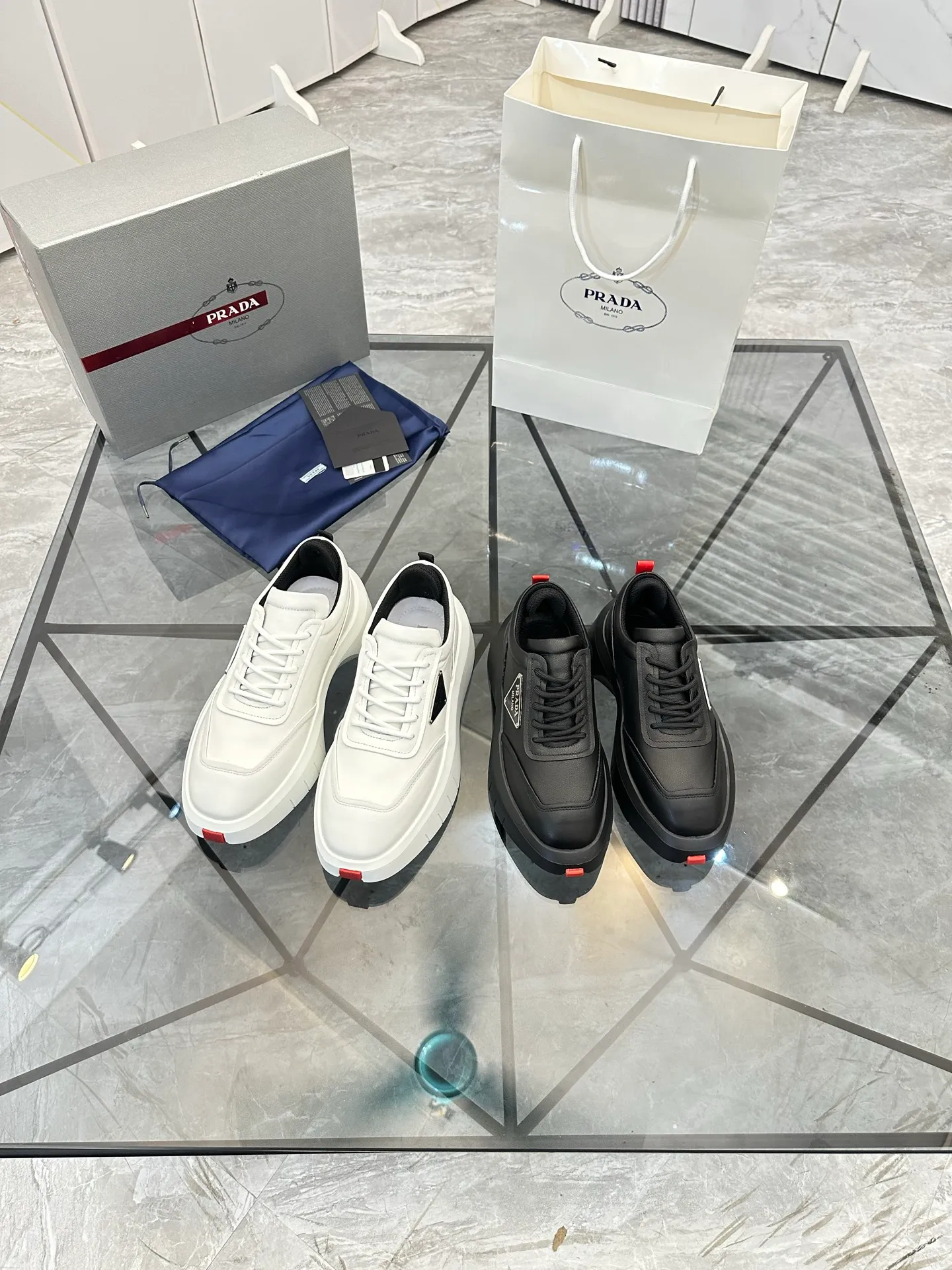 Selling men's shoes 💰: 💰P560¥ High-end top quality Product trademark: Prada * "Prada*" low-top casual shoes Regular size: 35-45 (can be customized to 46) Couple style Product material: imported first-layer cowhide leather upper, breathable lining, original outsole. No.: H201